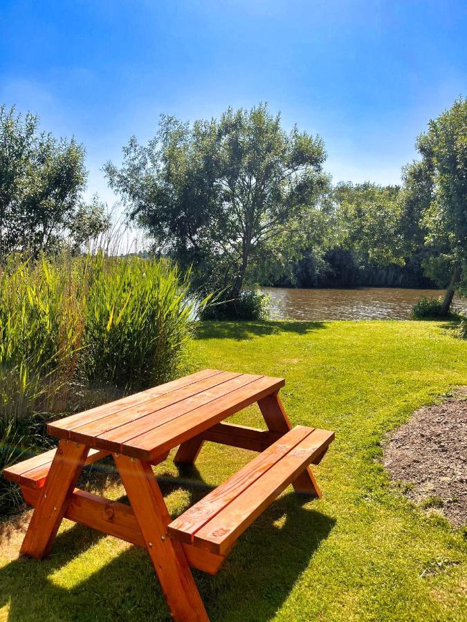 Pod Hotelkamer Aan Het Water Dokkum Exterior foto