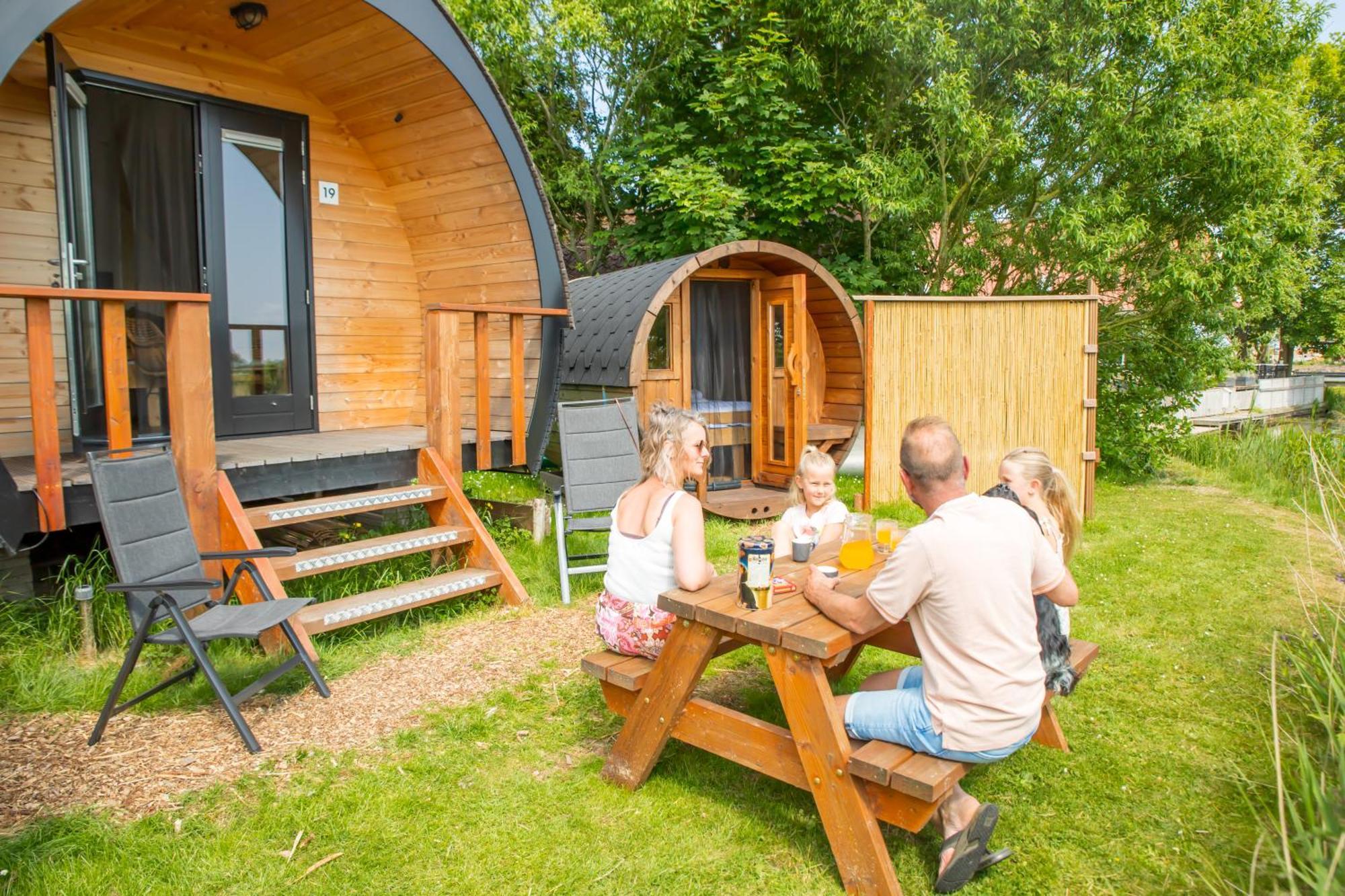 Pod Hotelkamer Aan Het Water Dokkum Exterior foto